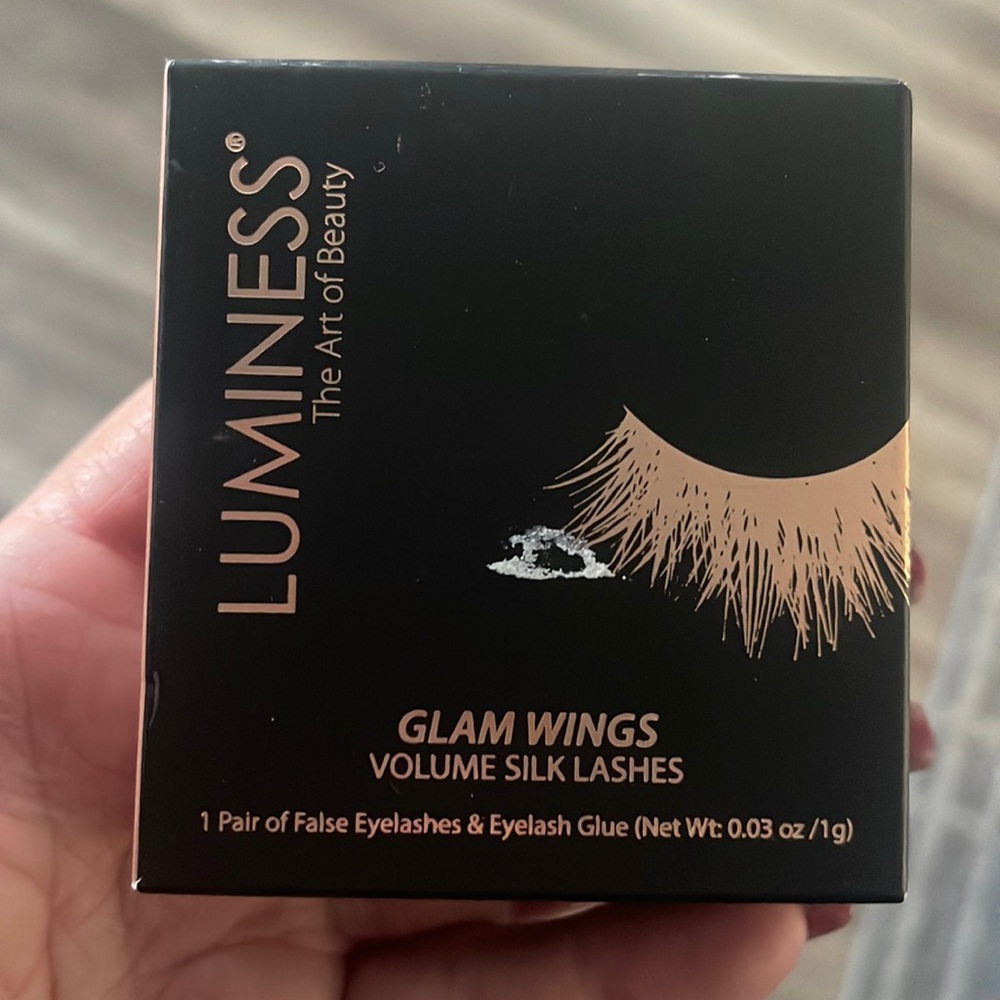 Luminess Glam Wings Silk Eyelashes. New in sealed box